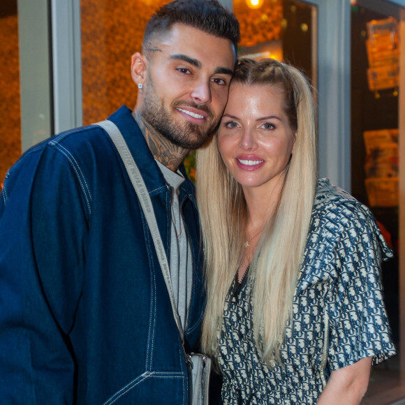 Exclusif - Thibault Garcia et sa femme Jessica Thivenin lors de la soirée " Come Chill with Booba " au bar Le Tube à Dubaï le 21 octobre 2021. © Nicolas Briquet / Bestimage