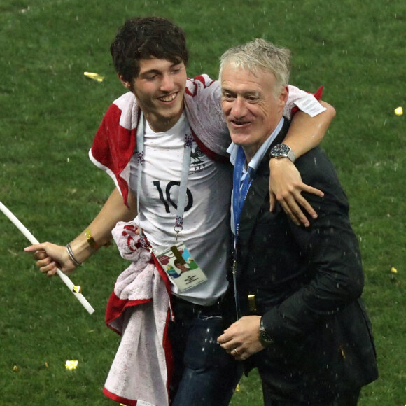 Didier Deschamps et son fils Dylan - L'équipe de France sur la pelouse du stade Loujniki après leur victoire sur la Croatie (4-2) en finale de la Coupe du Monde 2018 (FIFA World Cup Russia2018), le 15 juillet 2018.