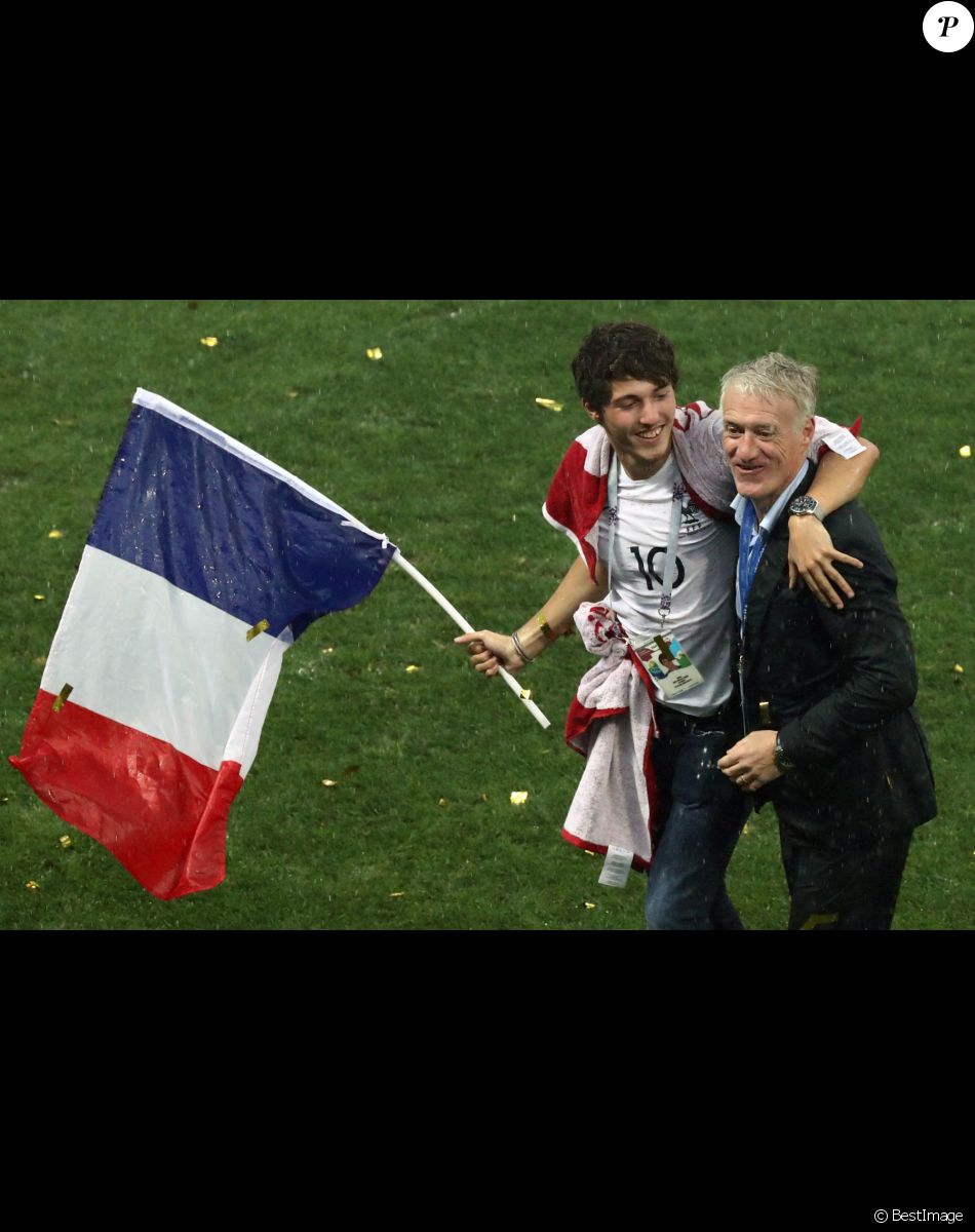 Didier Deschamps et son fils Dylan - L'équipe de France sur la pelouse du stade Loujniki après leur victoire sur la Croatie (4-2) en finale de la Coupe du Monde 2018 (FIFA World Cup Russia2018), le 15 juillet 2018.
