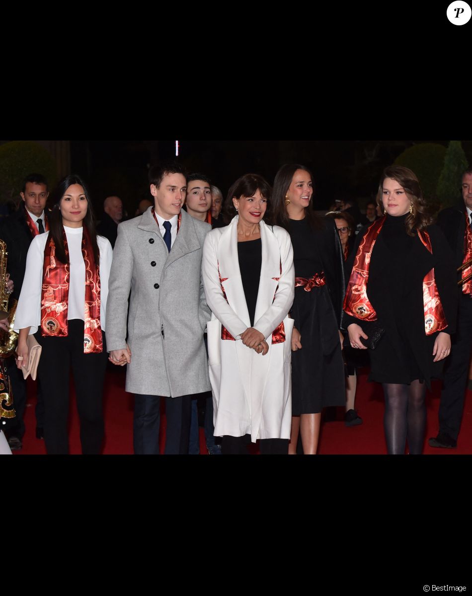 Louis Ducruet et Marie Chevallier avec la princesse Stéphanie de Monaco, Pauline Ducruet et Camille Gottlieb - 40ème Festival International du Cirque de Monte-Carlo au chapiteau de Fontvieille à Monaco, le 15 janvier 2016. © Bruno Bebert/ Pool Monaco/Bestimage