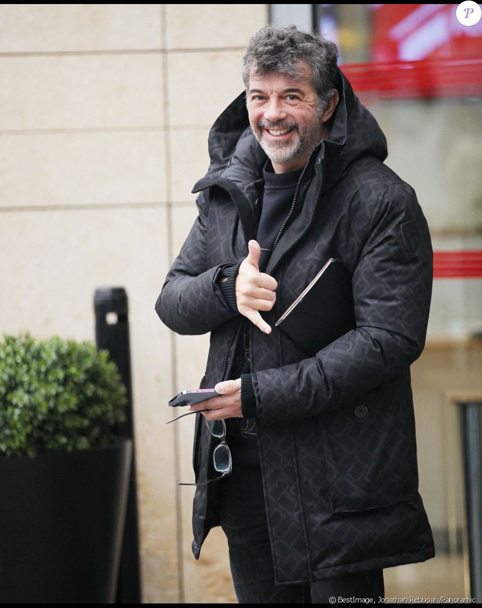 Stéphane Plaza à la sortie de l'émission "Les Grosses Têtes" aux studios RTL à Neuilly-sur-Seine, France, le 21 novembre 2022. © Jonathan Rebboah/Panoramic/Bestimage