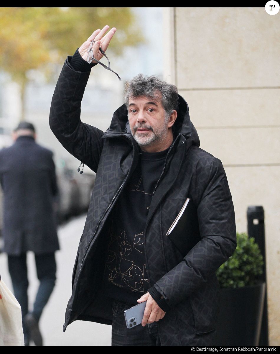 Stéphane Plaza à la sortie de l'émission "Les Grosses Têtes" aux studios RTL à Neuilly-sur-Seine, France, le 21 novembre 2022. © Jonathan Rebboah/Panoramic/Bestimage