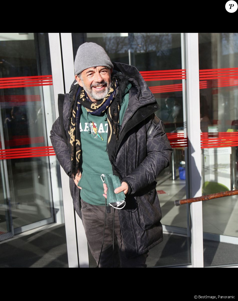 Stéphane Plaza à la sortie des studios de RTL à Neuilly-sur-Seine, France, le 5 janvier 2022. © Panoramic/Bestimage