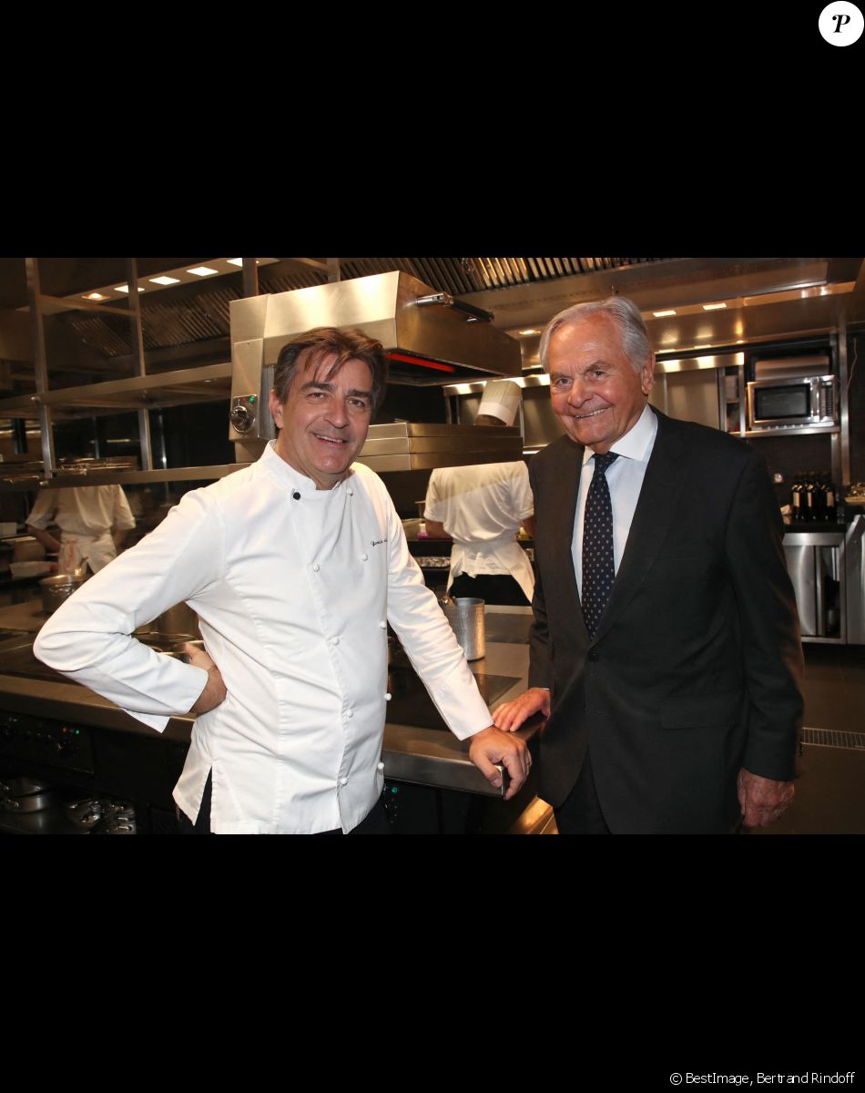 Exclusif - Le chef 3 étoiles Yannick Alleno et Bernard Magrez posent dans les cuisine du Pavillon Le Doyen - Le propriétaire B.Magrez fête les 770 ans du Château Pape Clément au Pavillon Ledoyen à Paris, France, le 23 Novembre 2022. © Bertrand Rindoff / Bestimage