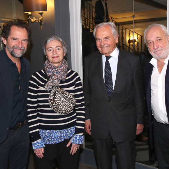 Exclusif - Stéphane De Groodt, Alexia Stresi, Bernard Magrez et François Berléand - Le propriétaire B.Magrez fête les 770 ans du Château Pape Clément au Pavillon Ledoyen à Paris, France, le 23 Novembre 2022. © Bertrand Rindoff / Bestimage 