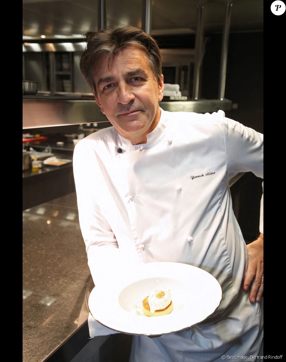 Exclusif - Le chef 3 étoiles Yannick Alleno présente un plat - Le propriétaire B.Magrez fête les 770 ans du Château Pape Clément au Pavillon Ledoyen à Paris, France, le 23 Novembre 2022. © Bertrand Rindoff / Bestimage