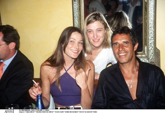 Carla Bruni avec sa soeur Valeria Bruni-Tedeschi et Julien Clerc en 1997