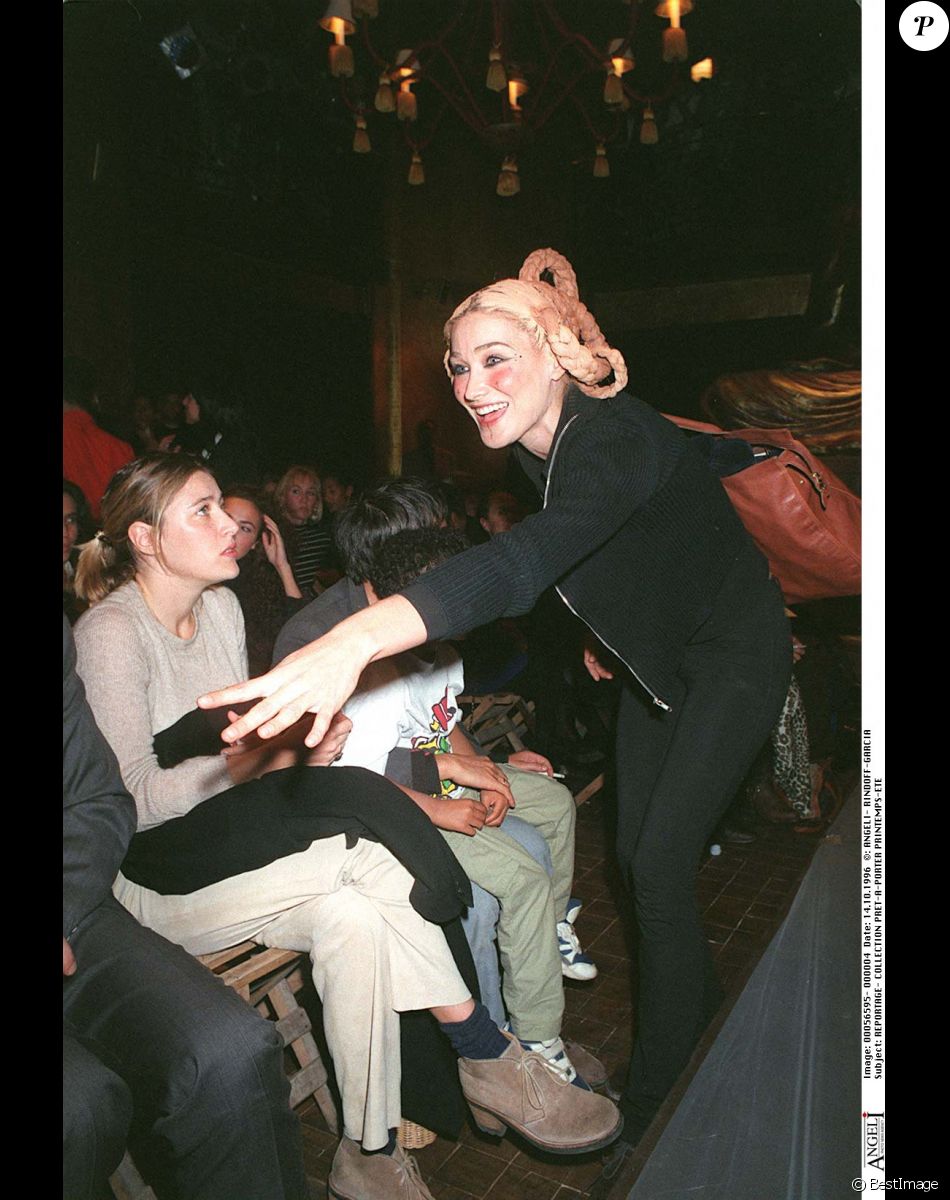 Carla Bruni et Valeria Bruni-Tedeschi lors du défilé de mode Katoucha en 1997