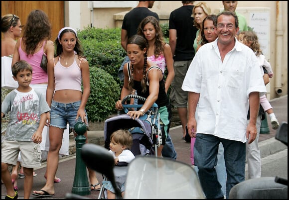 Jean-Pierre Pernaut et sa femme Nathalie Marquay passent leurs vacances à Saint-Tropez avc leurs enfants.
