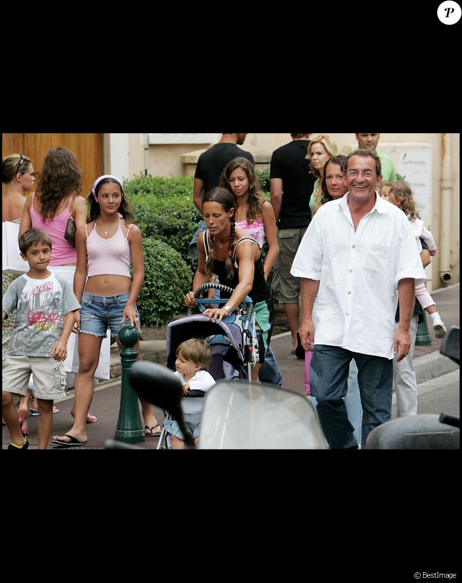 Jean-Pierre Pernaut et sa femme Nathalie Marquay passent leurs vacances à Saint-Tropez avc leurs enfants.