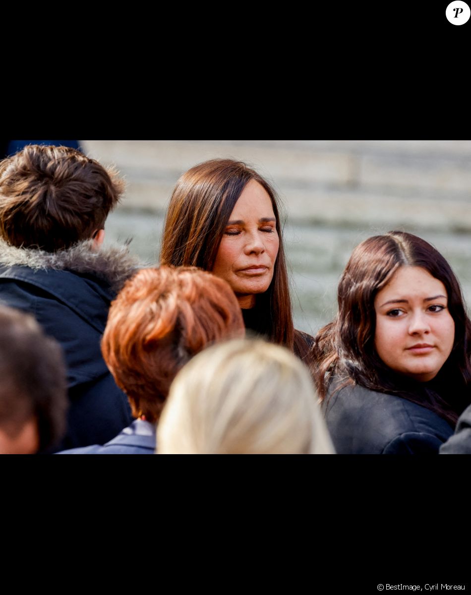 Nathalie Marquay et sa fille Lou - Obsèques de Jean-Pierre Pernaut en la Basilique Sainte-Clotilde à Paris le 9 mars 2022. © Cyril Moreau / Bestimage