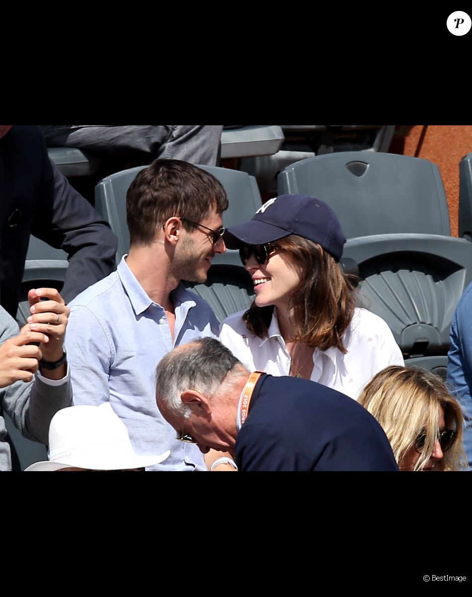 Gaspard Ulliel et Gaëlle Pietri dans les tribunes des Internationaux de Tennis de Roland Garros à Paris le 7 juin 2017 © Cyril Moreau-Dominique Jacovides/Bestimage