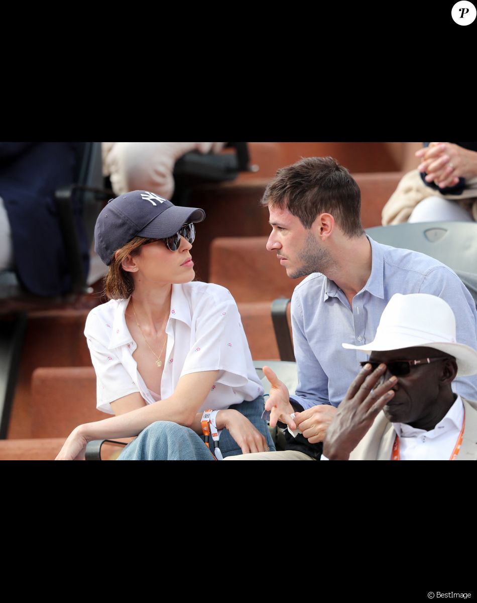 Gaspard Ulliel et Gaëlle Pietri dans les tribunes des Internationaux de Tennis de Roland Garros à Paris le 7 juin 2017 © Cyril Moreau-Dominique Jacovides/Bestimage