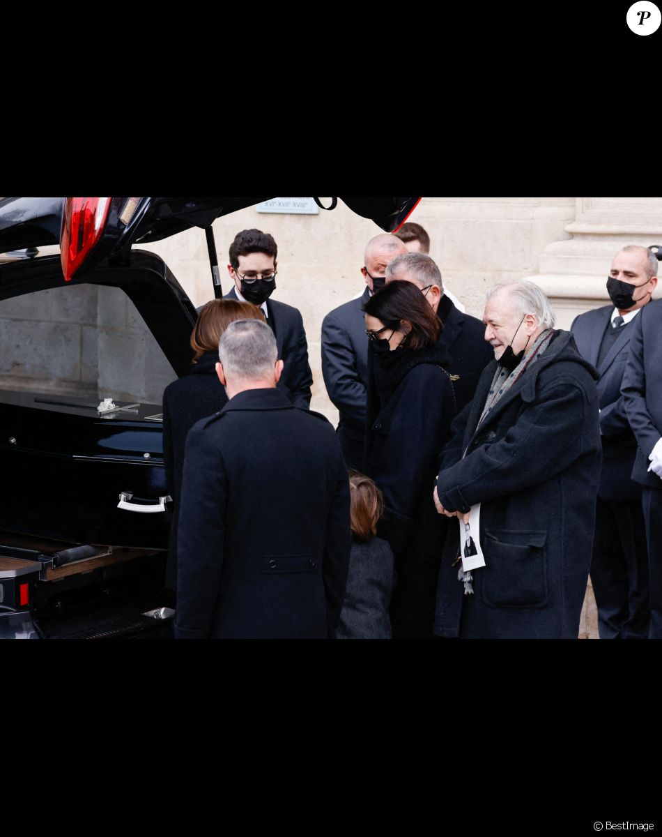 Gaëlle Pietri (ex-compagne du défunt) et son fils Orso, Serge et Christyne Ulliel (parents du défunt) - Sorties des obsèques (bénédiction) de Gaspard Ulliel en l'église Saint-Eustache à Paris. Le 27 janvier 2022 © Jacovides-Moreau / Bestimage