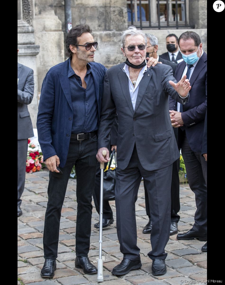 Anthony Delon, Alain Delon - Obsèques de Jean-Paul Belmondo en en l'église Saint-Germain-des-Prés, à Paris le 10 septembre 2021. © Cyril Moreau / Bestimage