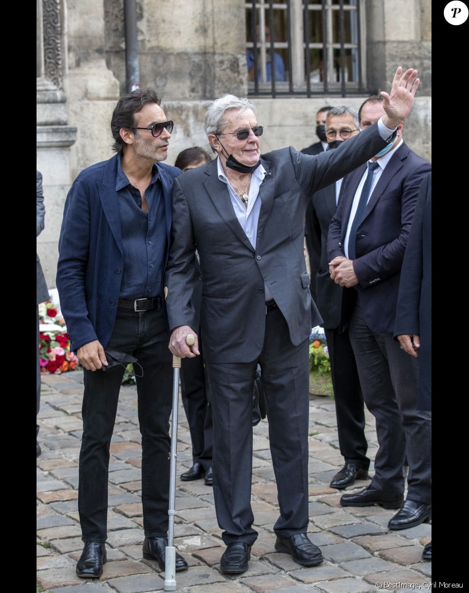 Anthony Delon, Alain Delon - Obsèques de Jean-Paul Belmondo en en l'église Saint-Germain-des-Prés, à Paris le 10 septembre 2021. © Cyril Moreau / Bestimage