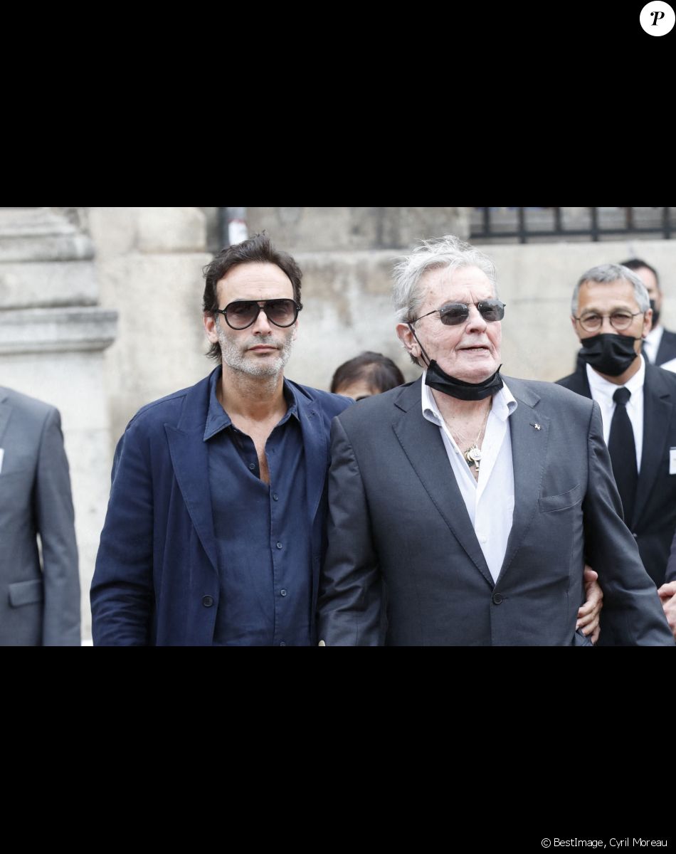 Alain Delon et son fils Anthony - Obsèques de Jean-Paul Belmondo en en l'église Saint-Germain-des-Prés, à Paris le 10 septembre 2021. © Cyril Moreau / Bestimage