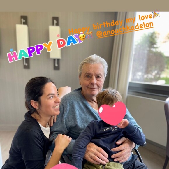 Alain Delon avec son petit-fils Lino et sa fille Anouchka Delon. Photo publiée par Julien Dereims sur Instagram à l'occasion des 32 ans de sa femme Anouchka.