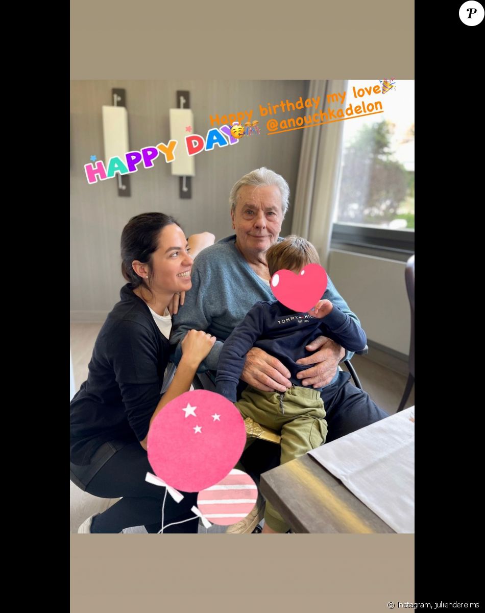 Alain Delon avec son petit-fils Lino et sa fille Anouchka Delon. Photo publiée par Julien Dereims sur Instagram à l'occasion des 32 ans de sa femme Anouchka.