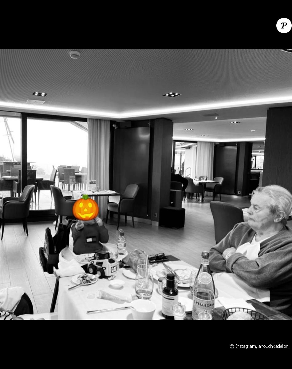 Alain Delon avec sa fille Anouchka et son petit-fils Lino, photo publiée sur Instagram le 31 octobre 2022.