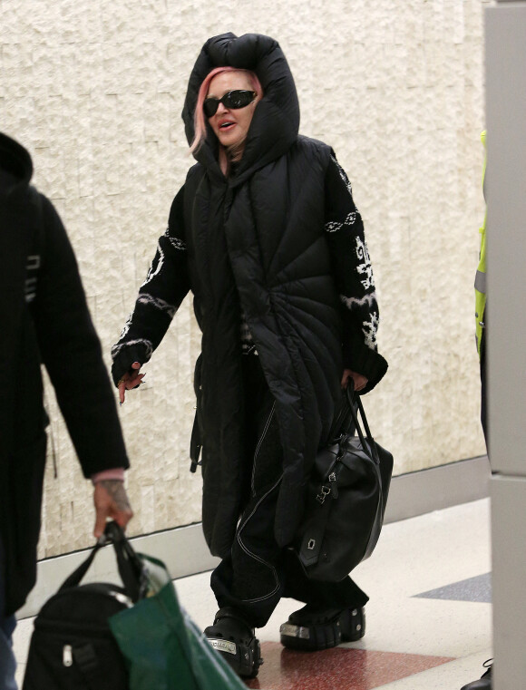 Madonna arrives à l'aéroport JFK Airport à New York le 6 octobre 2022. 