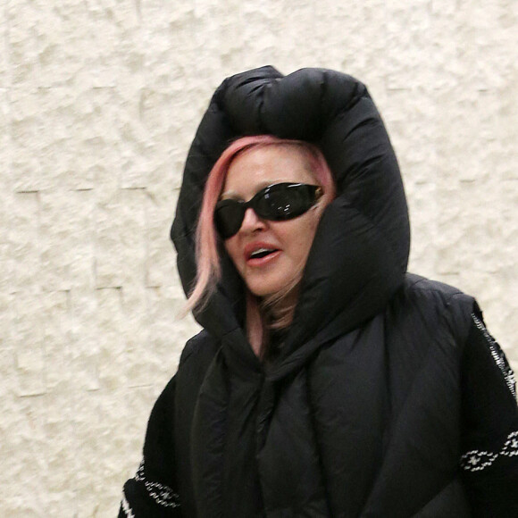 Madonna arrives à l'aéroport JFK Airport à New York le 6 octobre 2022. 