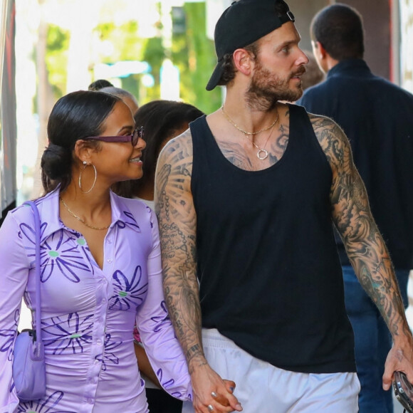 Exclusif - Christina Milian fait du shopping avec sa fille Violet et son mari Matt Pokora (M. Pokora) à Los Angeles le 6 avril 2022. 