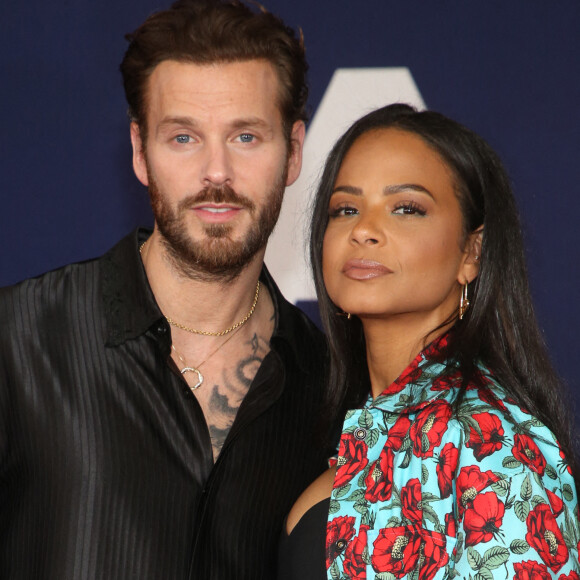 Matt Pokora et sa femme Christina Milian au photocall lors de la première du film "Ambulance" à Los Angeles le 4 avril 2022. 