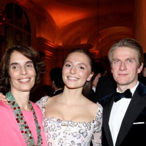 La princesse Hélène d'Orléans et ses parents - Le Bal 2022, Bal des débutantes à l'hôtel Shangri-La Paris, le 26 novembre 2022. © Le Bal /Jacovides/Borde/Moreau/Bestimage