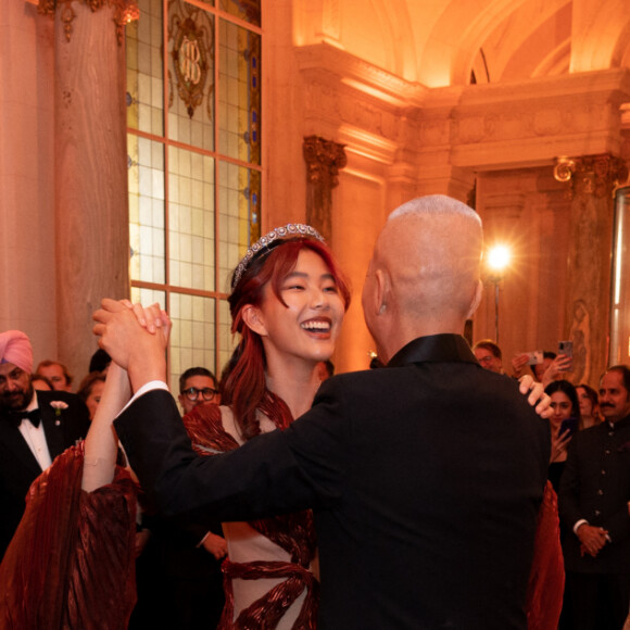 Wenhao Cai (Robe Iris van Herpen) et son père Guo Qiang Cai - Le Bal 2022, Bal des débutantes à l'hôtel Shangri-La Paris, le 26 novembre 2022. © Le Bal /Jacovides/Borde/Moreau/Bestimage