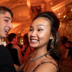 Aruzhan Bimurzina (Robe Chanel Haute Couture), son cavalier le comte Alberico di Carpegna - Le Bal 2022, Bal des débutantes à l'hôtel Shangri-La Paris, le 26 novembre 2022. © Le Bal /Jacovides/Borde/Moreau/Bestimage