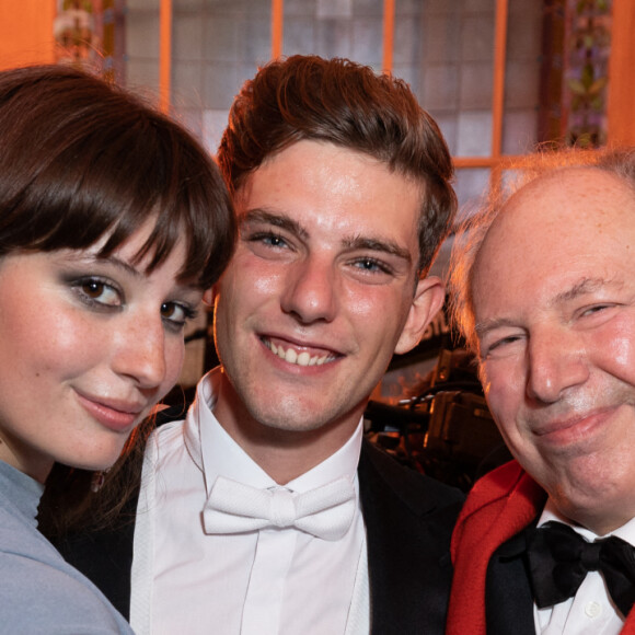 Annabel Zimmer (Robe Gaultier Paris), son cavalier Ignacio de Bourbon Diaz, Hans Zimmer - Le Bal 2022, Bal des débutantes à l'hôtel Shangri-La Paris, le 26 novembre 2022. © Le Bal /Jacovides/Borde/Moreau/Bestimage