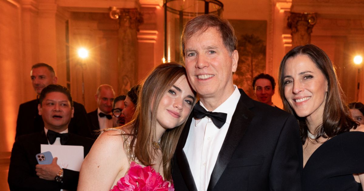 Ondine Peck-Voll (Robe Elie Saab) et ses parents Daniel Voll et Cecilia