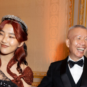 Wenhao Cai (Robe Iris van Herpen) et es parents Guo Qiang Cai, Hong Hong Wu- Défilé des débutantes à l'hôtel Shangri-La Paris pour Le Bal 2022, le 26 novembre 2022. © Le Bal /Jacovides/Borde/Moreau/Bestimage