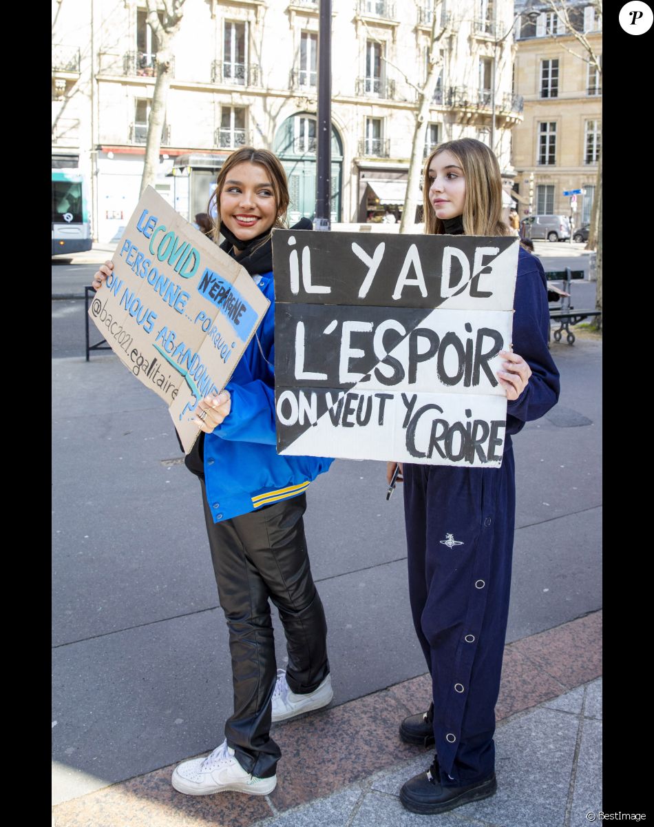 Exclusif - Giulia Le Ruyet-Marcassus et Vittoria de Savoie (princesse de Carignan et marquise d'Ivrée, fille de E.P. de Savoie, C.Courau) lors d'une manifestation de lycéens scolarisés dans des établissements privés et hors contrat qui s'inquiètent pour le BAC 2021 en raison de la pandémie de Covid-19 à Paris, France, le 23 mars 2021. © Jack Tribeca/Bestimage