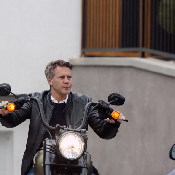 Exclusif - Le prince Emmanuel Philibert de Savoie, qui séjourne chez L.Hallyday, est parti travailler dans son restaurant en empruntant une des Harley Davidson de J.Hallyday. Westwood, le 4 juin 2022