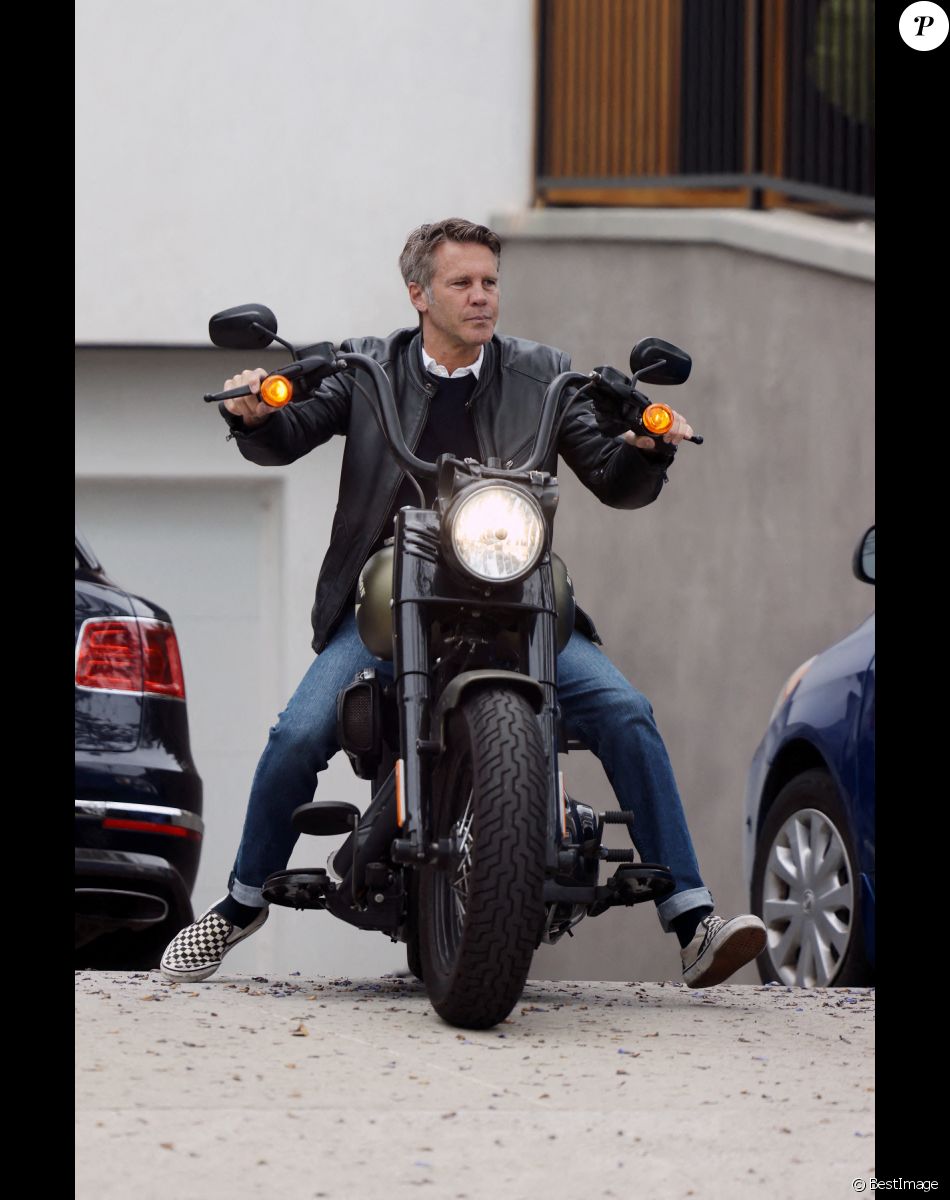 Exclusif - Le prince Emmanuel Philibert de Savoie, qui séjourne chez L.Hallyday, est parti travailler dans son restaurant en empruntant une des Harley Davidson de J.Hallyday. Westwood, le 4 juin 2022