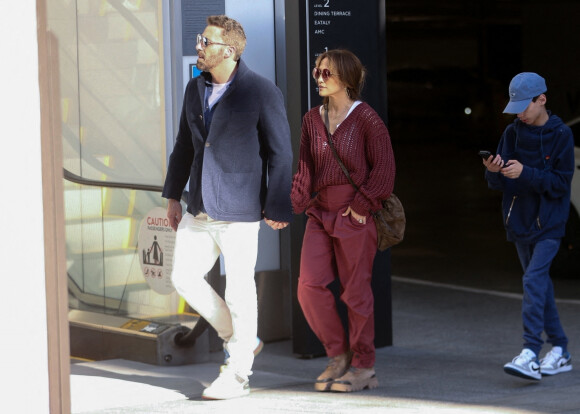 Exclusif - Ben Affleck avec sa femme Jennifer Lopez et sa beau-fils Maximilian font du shopping à Culver City le 2 novembre 2022.