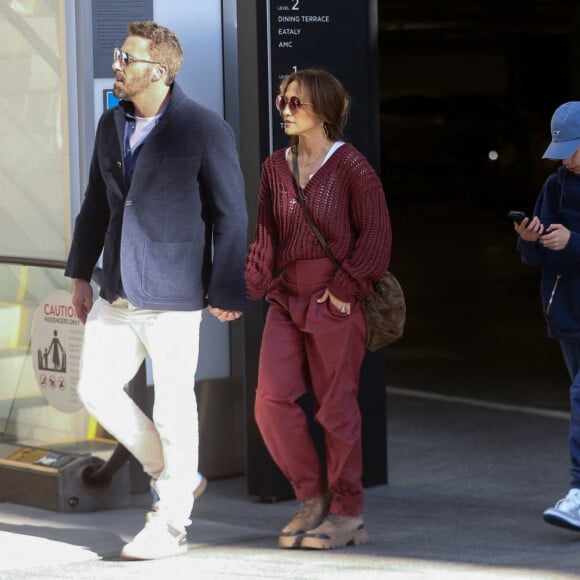 Exclusif - Ben Affleck avec sa femme Jennifer Lopez et sa beau-fils Maximilian font du shopping à Culver City le 2 novembre 2022.