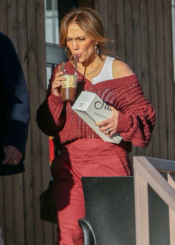 Exclusif - Jennifer Lopez fait du shopping avec ses enfants Samuel, Emme et Maximilian lors du week-end d'Halloween dans Brentwood à Los Angeles le 30 octobre 2022.