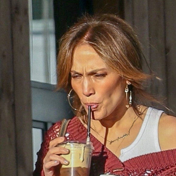 Exclusif - Jennifer Lopez fait du shopping avec ses enfants Samuel, Emme et Maximilian lors du week-end d'Halloween dans Brentwood à Los Angeles le 30 octobre 2022.