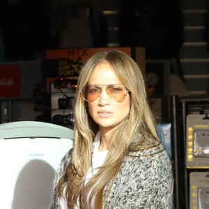 Exclusif - Jennifer Lopez et son mari Ben Affleck se baladent et font du shopping avec leurs enfants durant le week-end d'Halloween dans Brentwood à Los Angeles, États Unis le 29 octobre 2022.