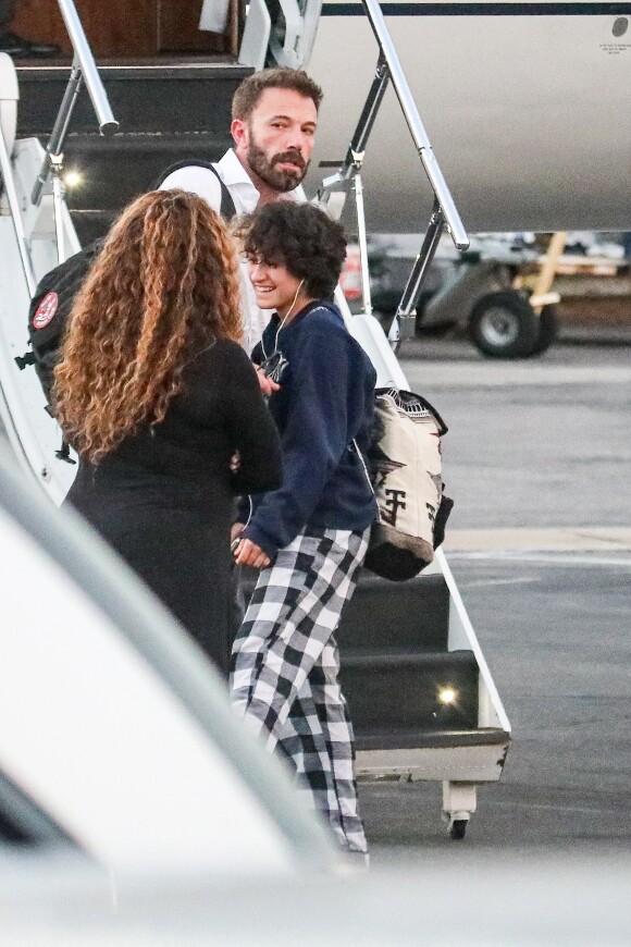 Ben Affleck et sa femme Jennifer Affleck (Lopez) débarquent, avec leurs enfants, d'un jet privé en provenance de Miami sur le tarmac de l'aéroport de Los Angeles, le 9 octobre 2022.