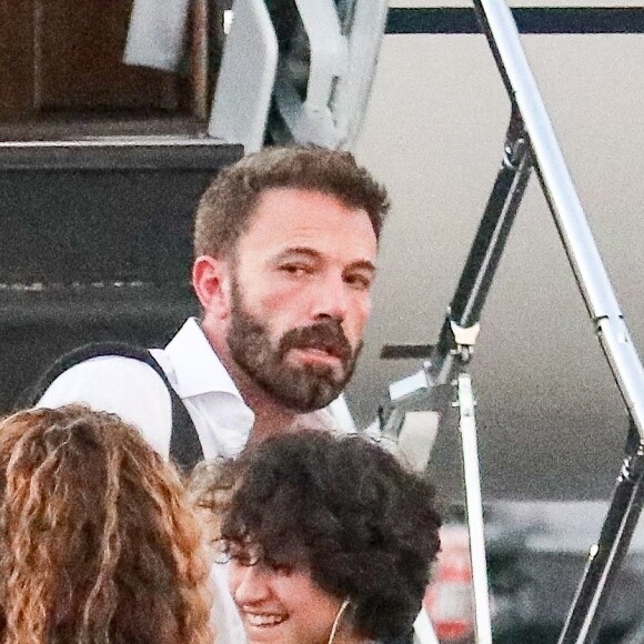 Ben Affleck et sa femme Jennifer Affleck (Lopez) débarquent, avec leurs enfants, d'un jet privé en provenance de Miami sur le tarmac de l'aéroport de Los Angeles, le 9 octobre 2022.