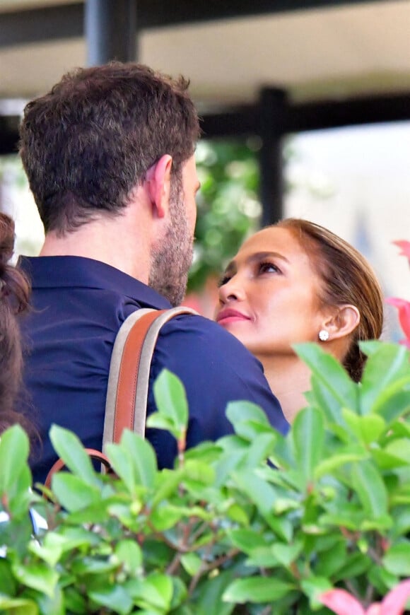 Jennifer Lopez et Ben Affleck partagent une pause tendresse en marge du 78e festival international du film de Venise, la Mostra le 11 septembre 2021. 