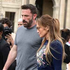 Ben Affleck et sa femme Jennifer Lopez quittent le musée du Louvre en famille pendant leur lune de miel à Paris.