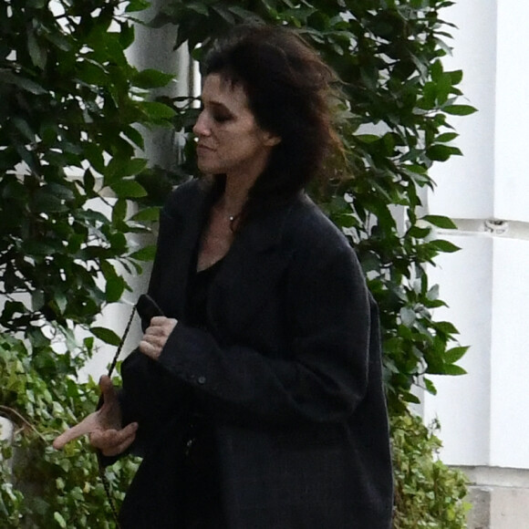 Exclusif - Charlotte Gainsbourg sur un tournage de la série pour Amazon Prime "Alphonse" devant les Salons Hoche à Paris, France, le 16 septembre 2022.