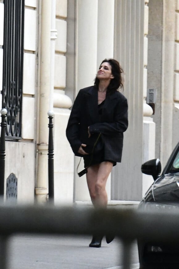Exclusif - Charlotte Gainsbourg sur un tournage de la série pour Amazon Prime "Alphonse" devant les Salons Hoche à Paris, France, le 16 septembre 2022.