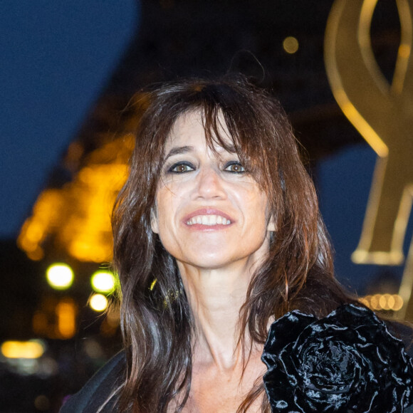 Charlotte Gainsbourg - Front row du défilé de mode Saint Laurent, Prêt-à-porter Printemps / Eté 2023 dans le cadre de la Fashion Week de Paris le 27 septembre 2022. © Olivier Borde  Front row of the Saint Laurent Womenswear Spring/Summer 2023 show as part of Paris Fashion Week on September 27, 2022 in Paris, France.