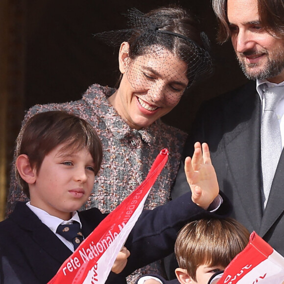 Charlotte Casiraghi, Dimitri Rassam, Raphaël Elmaleh, Balthazar Rassam - La famille princière au balcon du palais lors de la Fête Nationale de la principauté de Monaco